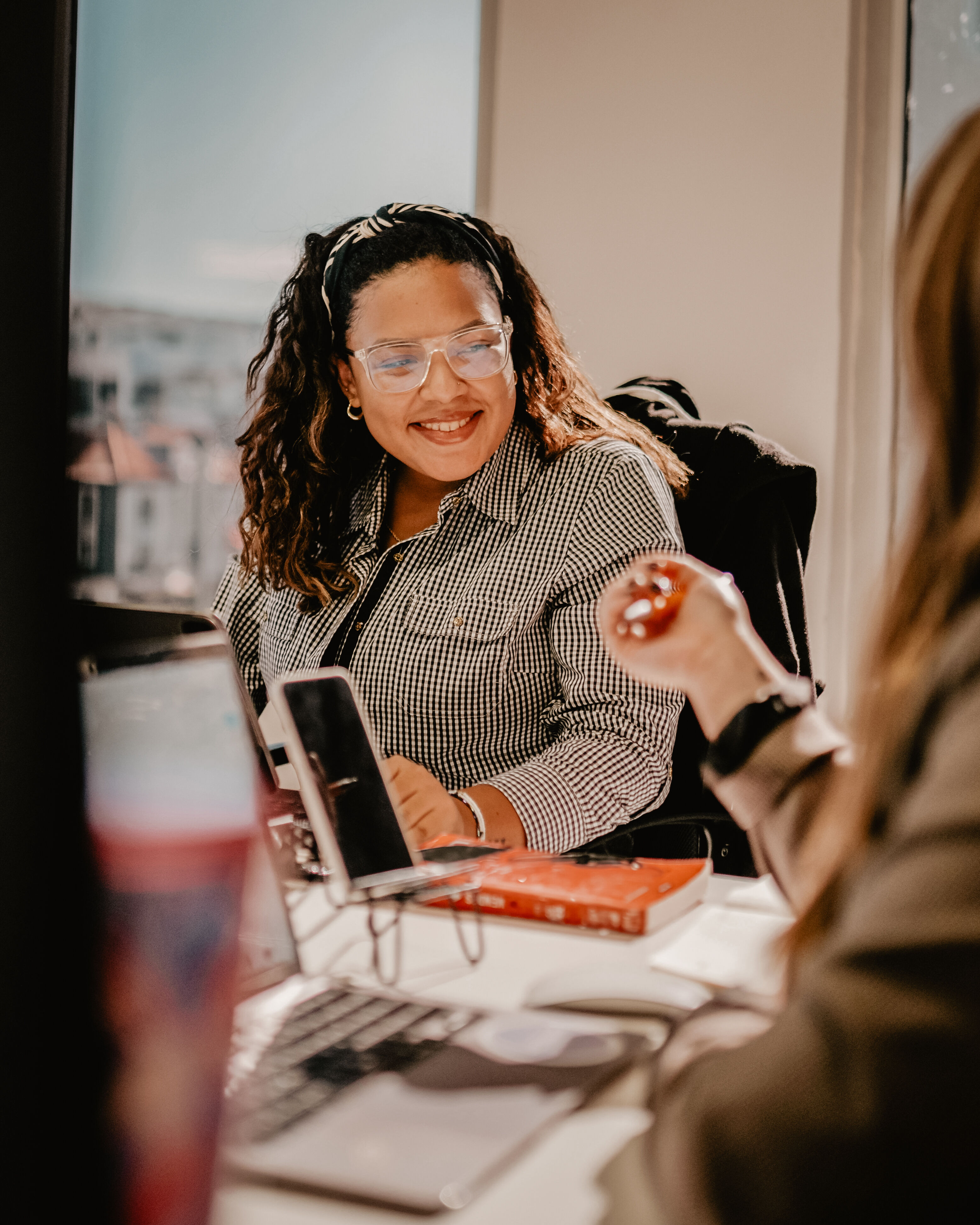 Conseiller en assurance parlant avec un client au bureau